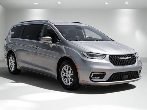 Used 2021 Chrysler Pacifica Touring-L FWD image 5