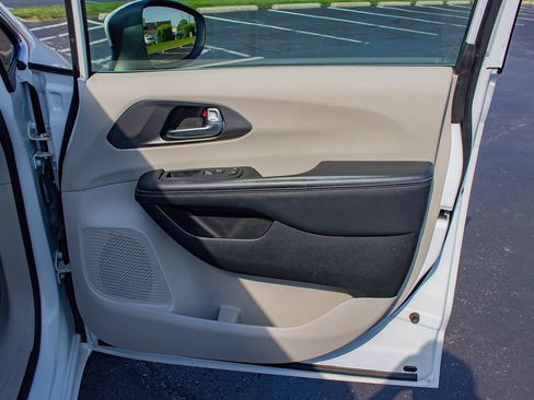 Used 2023 Chrysler Pacifica Touring-L FWD image 19