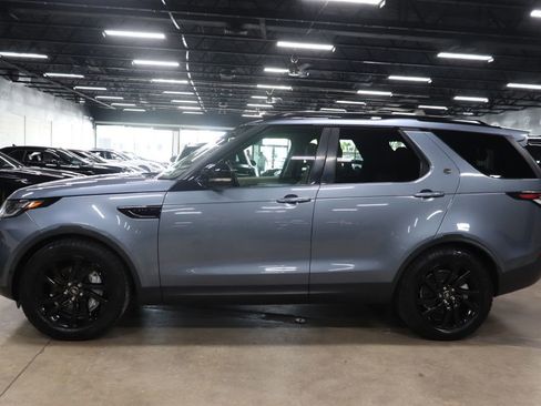 Used 2019 Land Rover Discovery SE image 2