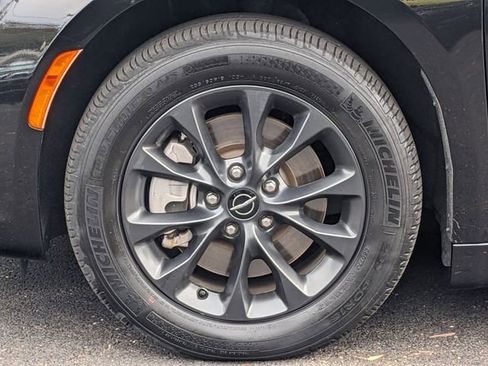 Certified 2021 Chrysler Pacifica Touring-L w/ S Appearance Package image 32