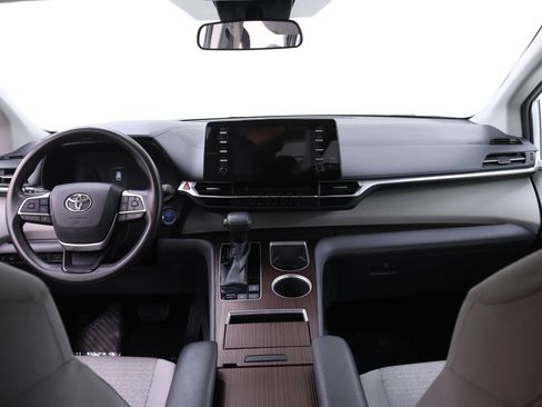 Used 2021 Toyota Sienna LE image 5