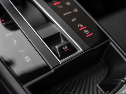 Used 2025 Porsche Macan image 27