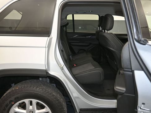 Used 2023 Jeep Grand Cherokee Laredo image 25