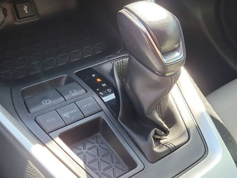 Used 2020 Toyota RAV4 XLE Premium image 29