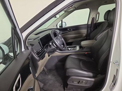 Certified 2026 Kia Carnival LXS FWD image 11