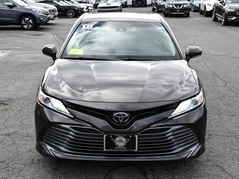 Used 2018 Toyota Camry XLE image 5