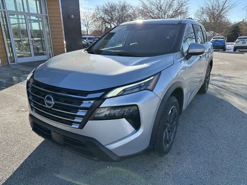 Used 2024 Nissan Rogue SV image 2