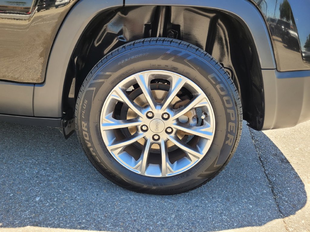 Used 2019 Jeep Cherokee Latitude Plus w/ Comfort/Convenience Group FWD image 37
