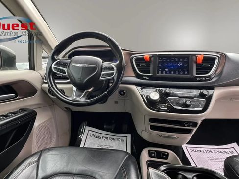 Used 2018 Chrysler Pacifica Touring-L FWD image 24