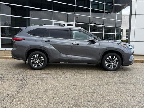Used 2022 Toyota Highlander XLE image 2