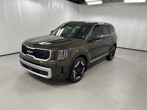 Used 2025 Kia Telluride EX w/ EX Captain's Chair Package AWD/4WD image 2