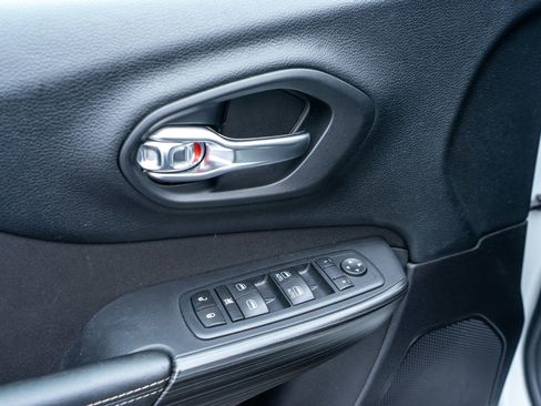 Used 2017 Jeep Cherokee Latitude w/ Cold Weather Group image 14