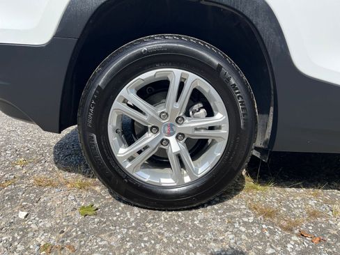 Used 2024 GMC Terrain SLE image 29