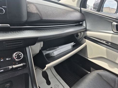 Used 2023 Kia Carnival LX FWD image 22