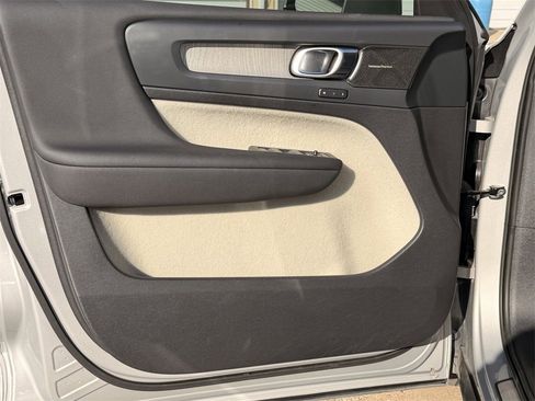 Used 2023 Volvo XC40 B5 Ultimate w/ Protection Package Premier image 10