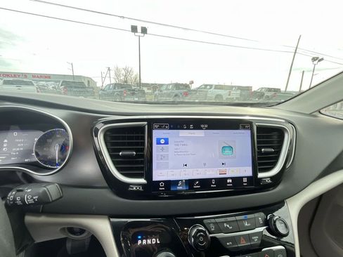 Used 2024 Chrysler Pacifica Touring-L image 16