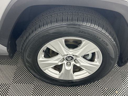 Used 2020 Toyota RAV4 XLE w/ Convenience Package FWD image 11