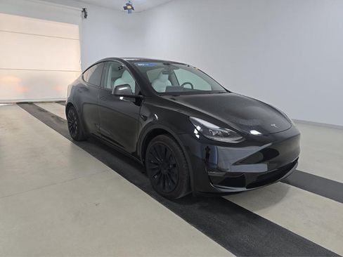 Used 2024 Tesla Model Y 2WD image 23