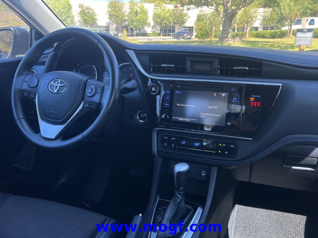 Used 2018 Toyota Corolla SE w/ SE Premium Package FWD image 6