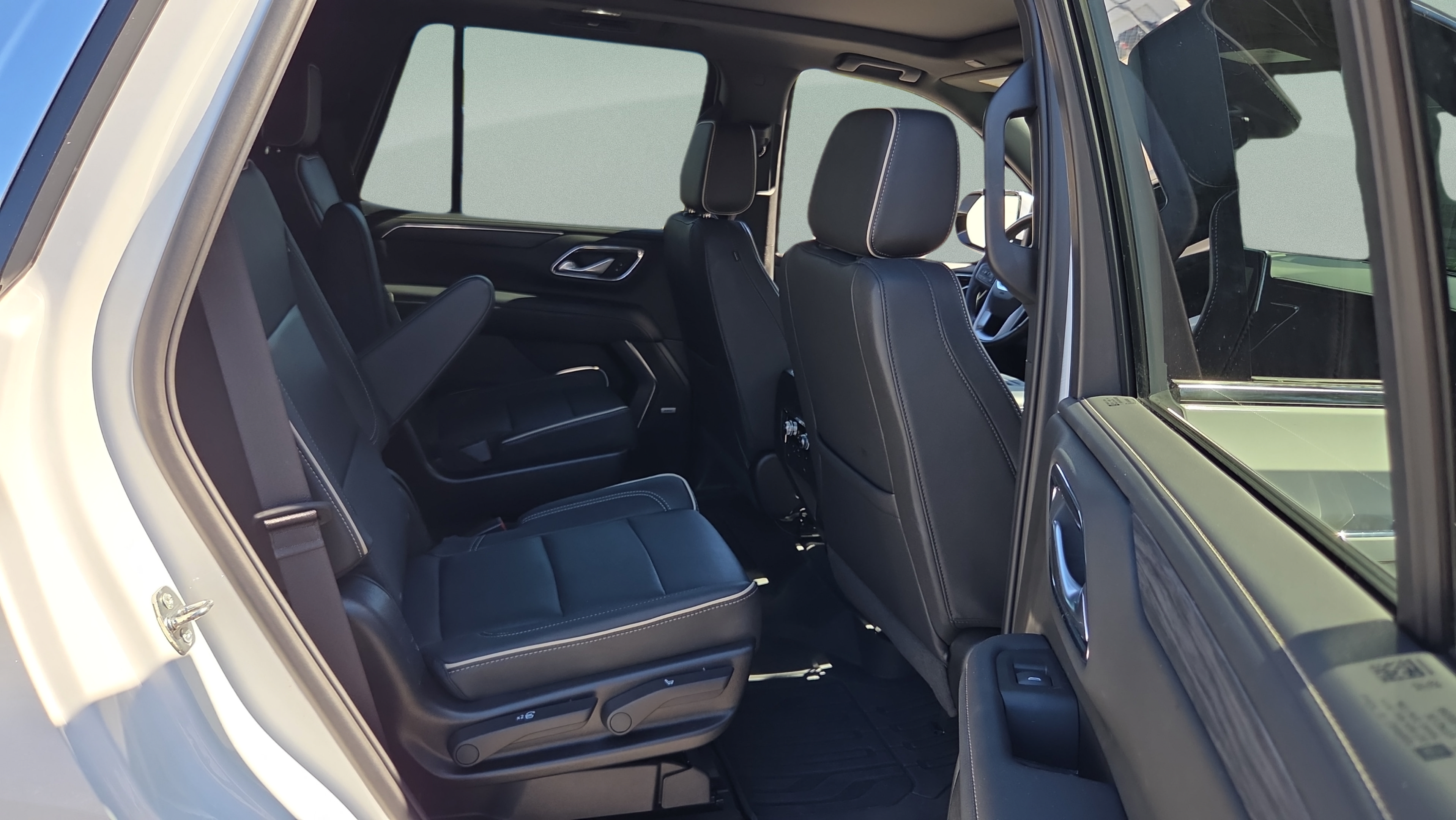 Used 2022 GMC Yukon SLT w/ SLT Premium Package AWD/4WD image 14