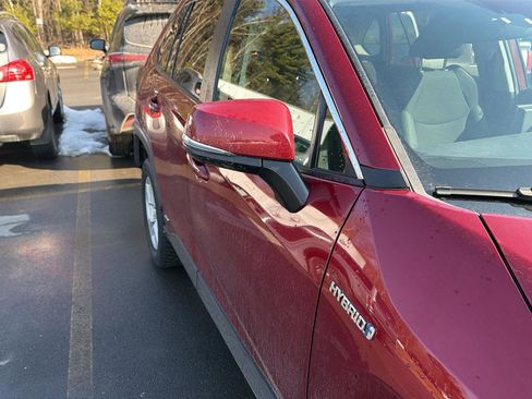 Used 2020 Toyota RAV4 LE w/ Carpet Mat Package image 5