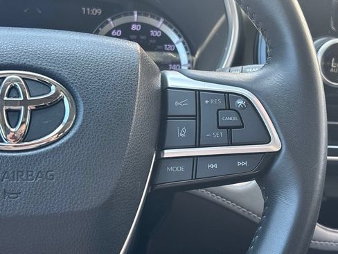 Used 2024 Toyota Highlander XLE FWD image 22