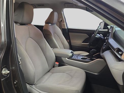 Used 2023 Toyota Highlander L image 12