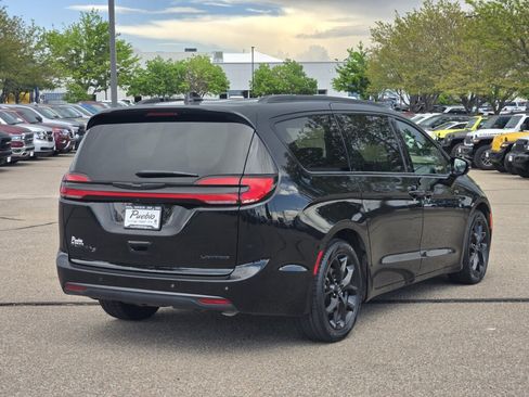 Used 2025 Chrysler Pacifica Limited FWD image 3
