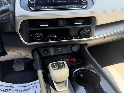 Used 2025 Nissan Rogue SV w/ SV Premium Package image 18