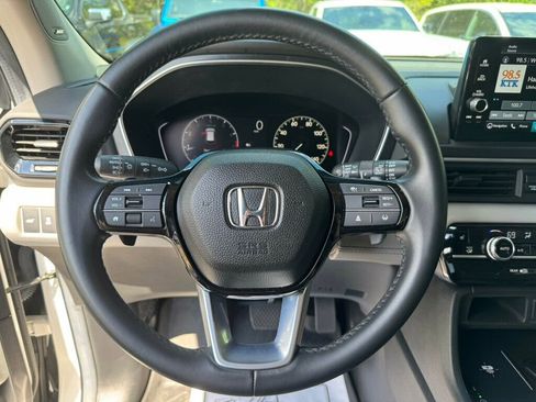 Used 2025 Honda Pilot Touring image 5
