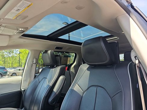 Used 2023 Chrysler Pacifica Limited w/ Uconnect Theater Family Group image 32