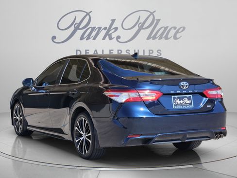 Used 2020 Toyota Camry SE w/ Convenience Package FWD image 3