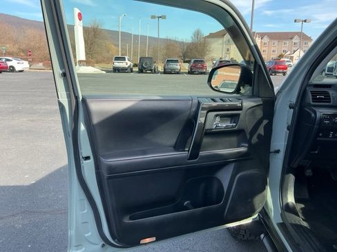 Used 2022 Toyota 4Runner TRD Off-Road Premium image 9