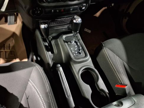 Used 2017 Jeep Wrangler Unlimited Rubicon w/ Connectivity Group image 12