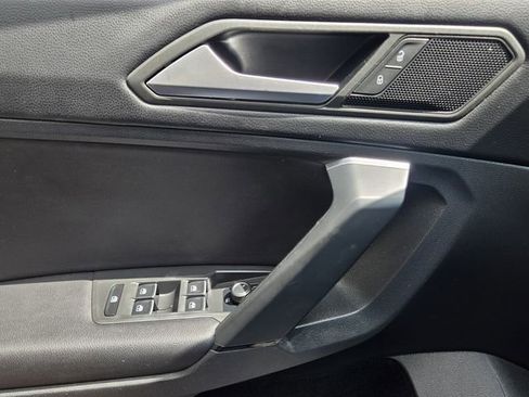 Used 2019 Volkswagen Tiguan SE w/ Panoramic Sunroof Package image 30