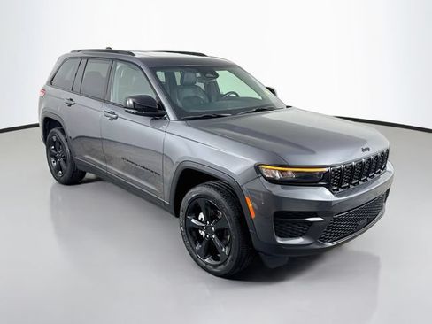 Used 2024 Jeep Grand Cherokee Altitude AWD/4WD image 3