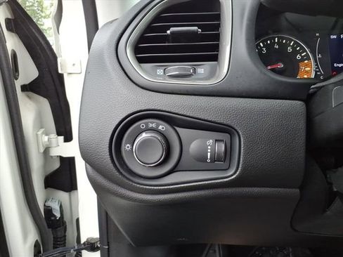 Used 2023 Jeep Renegade Latitude AWD/4WD image 16