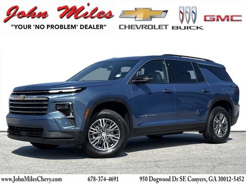 Used 2025 Chevrolet Traverse LT FWD image 1