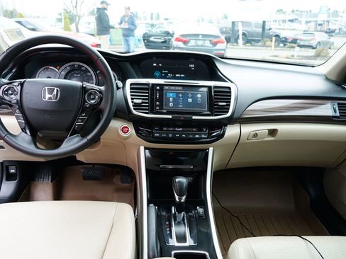 Used 2017 Honda Accord Touring image 17