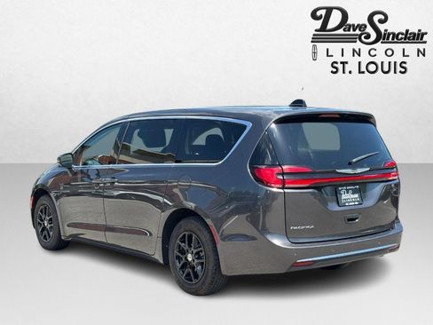 Used 2023 Chrysler Pacifica Touring-L FWD image 5