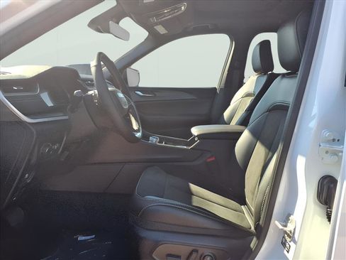 New 2025 Jeep Grand Cherokee Altitude image 14