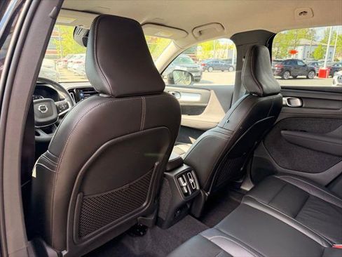 Used 2022 Volvo XC40 T4 Momentum FWD image 15