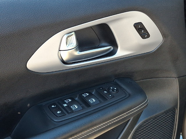 Used 2025 Chrysler Pacifica Limited FWD image 13