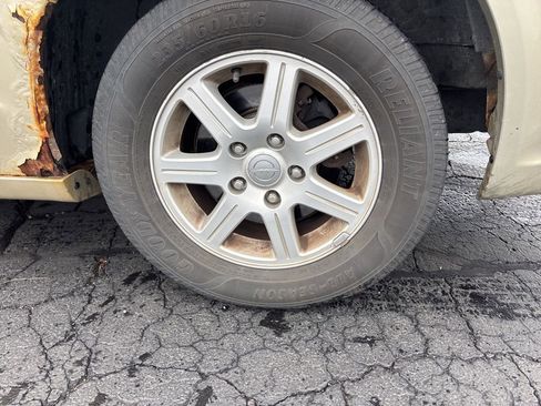 Used 2011 Chrysler Town & Country Touring FWD image 9