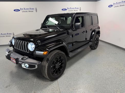 Used 2025 Jeep Wrangler Unlimited Sahara image 3