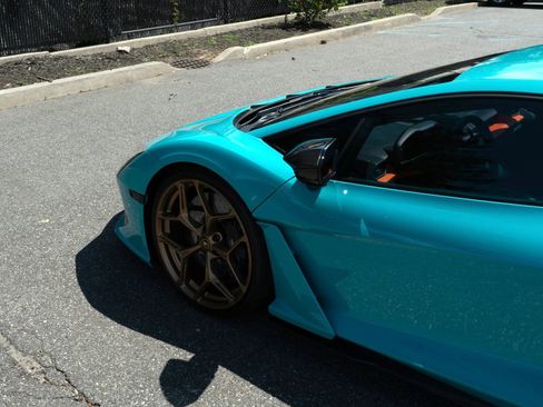 Used 2024 Lamborghini Revuelto AWD/4WD image 30