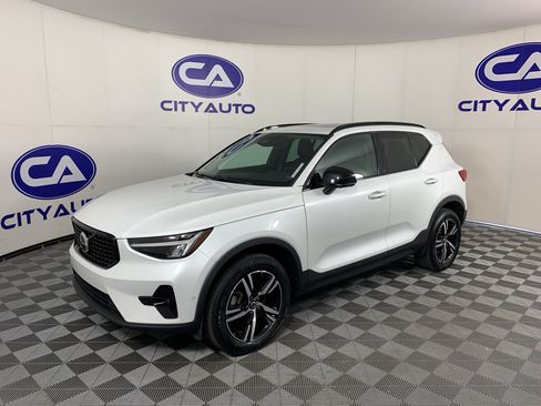 Used 2023 Volvo XC40 B5 Plus AWD/4WD image 7