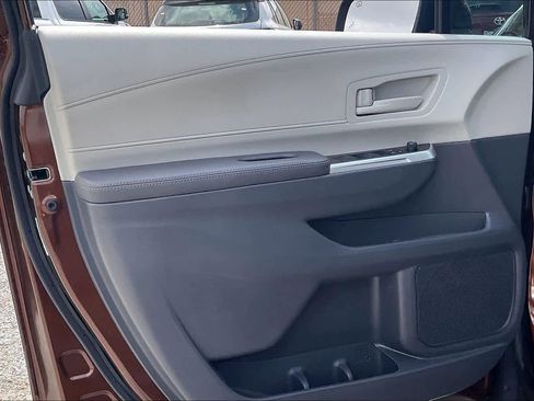 Used 2024 Toyota Sienna LE image 21