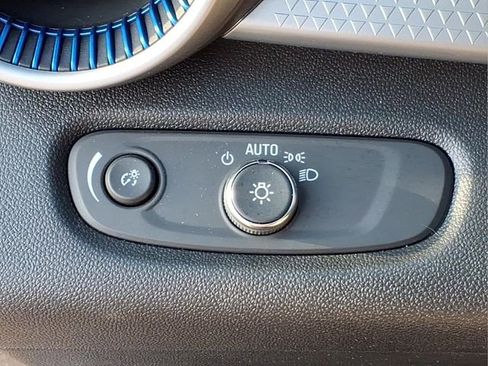 Used 2025 Chevrolet Trax LS w/ LS Convenience Package FWD image 17