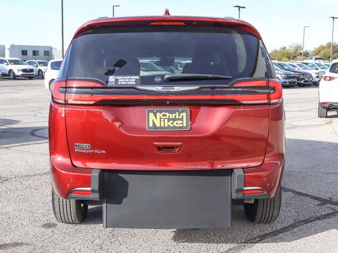 Used 2021 Chrysler Pacifica Touring image 14